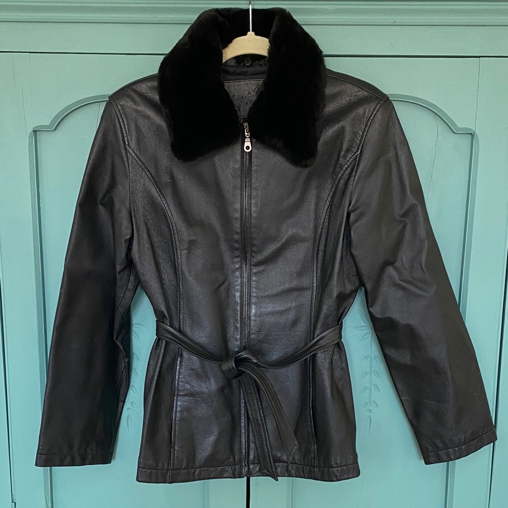 Elegant Black Leather Jacket with Plush Collar